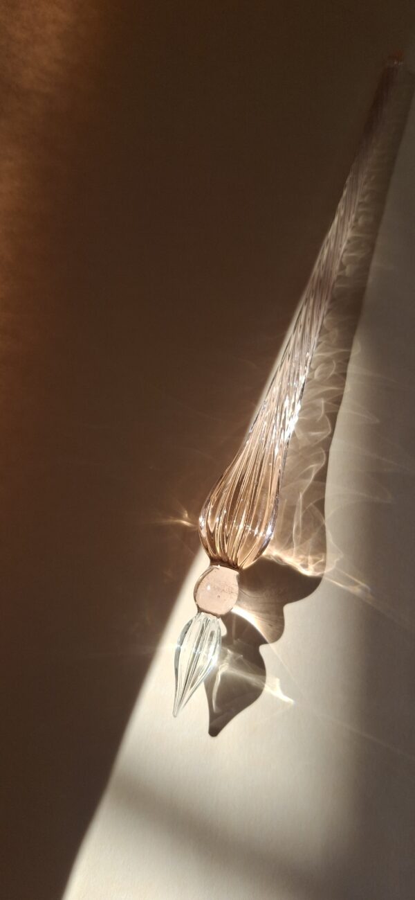 Pluma de cristal rosa