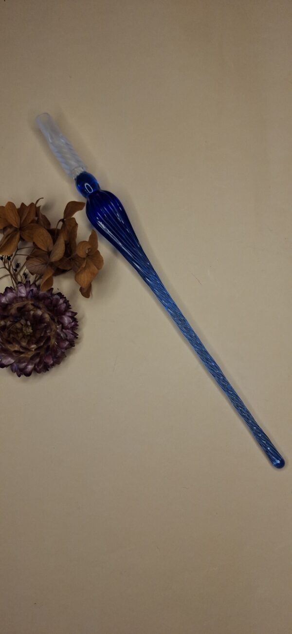 Pluma de cristal azul oscuro